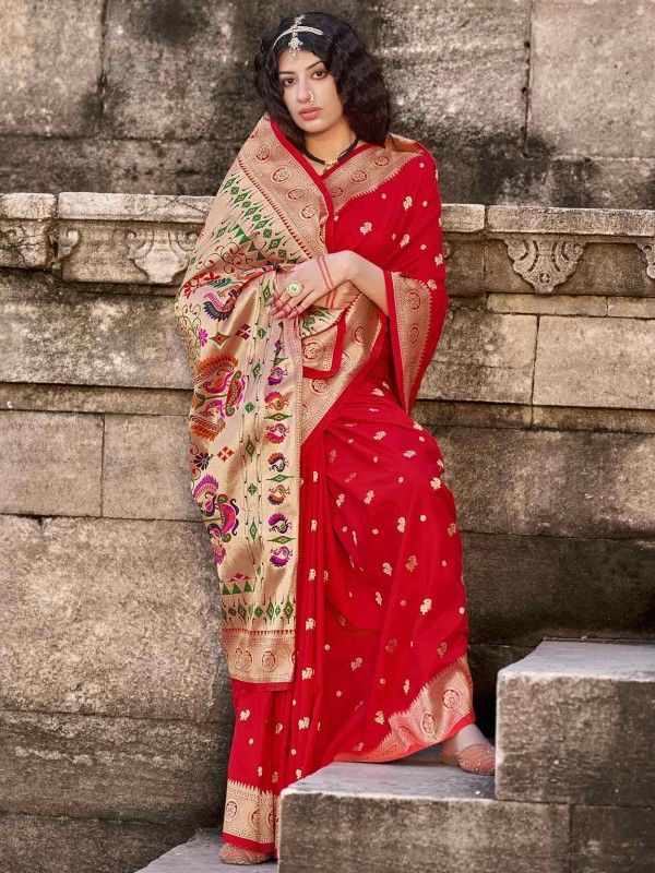 Red Colour Traditional Saree in Banarasi Silk Fabric.