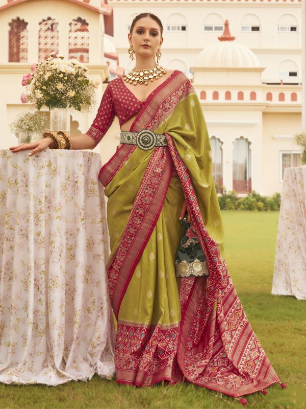 Green Casual Printed Saree In Silk With Blouse