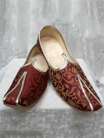 Brocade Mojari in Maroon Colour.